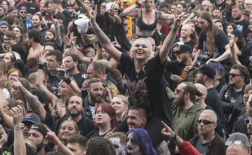 Металл хөгжмийн “Bloodstock” наадмыг маскгүй зохион байгуулжээ